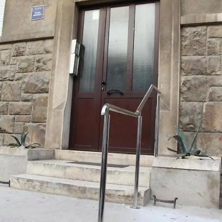 Ld Apartment Split